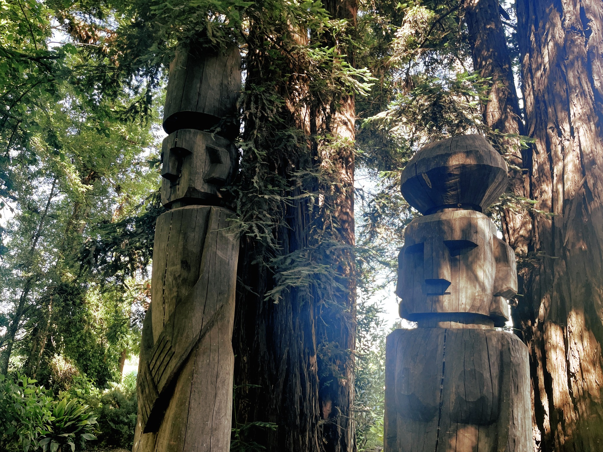 Uma estátua de madeira de um povo Andino em meio às árvores