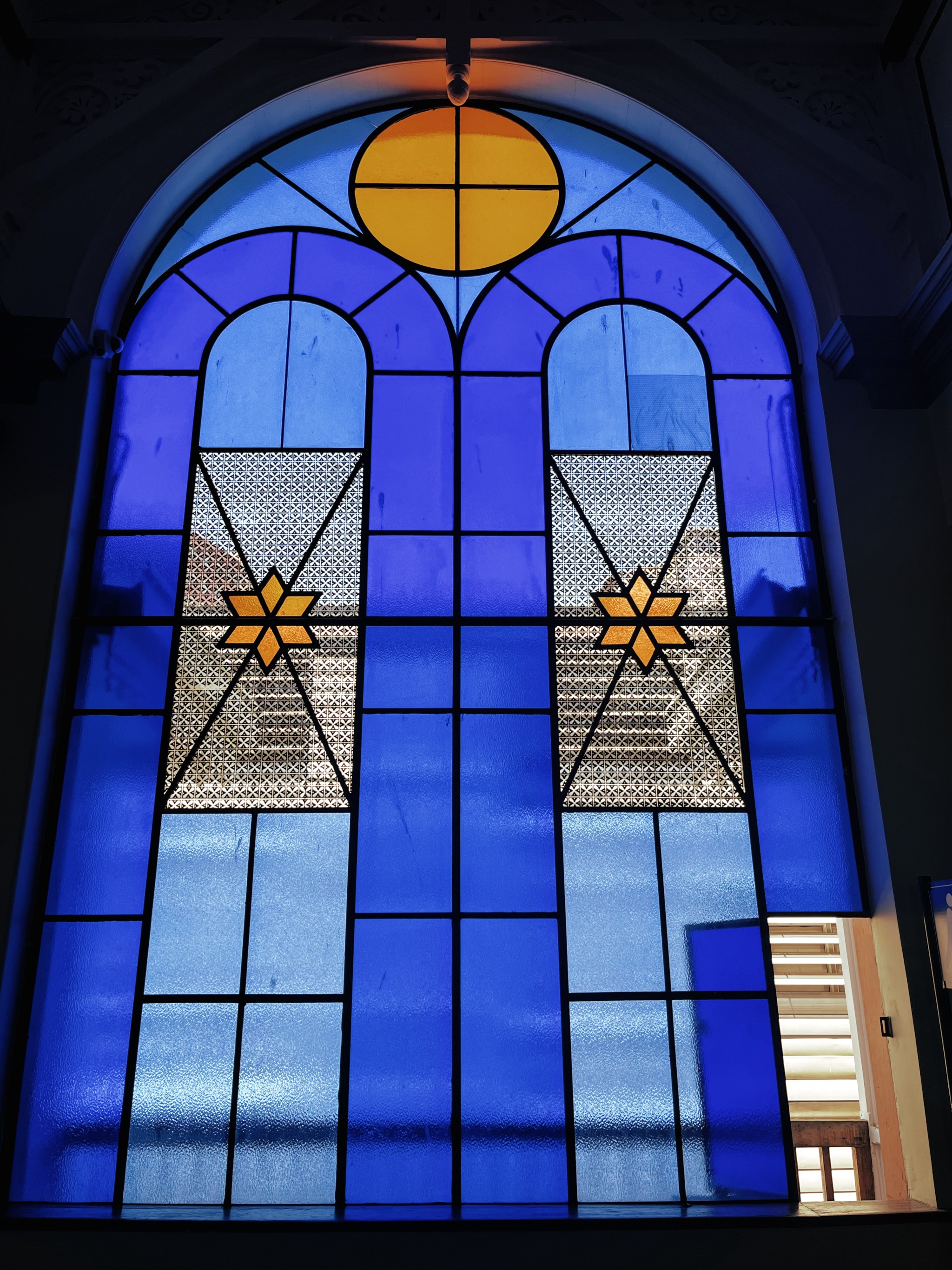 O vitral azulado do Museu Náutico do Chile, em Valparaíso