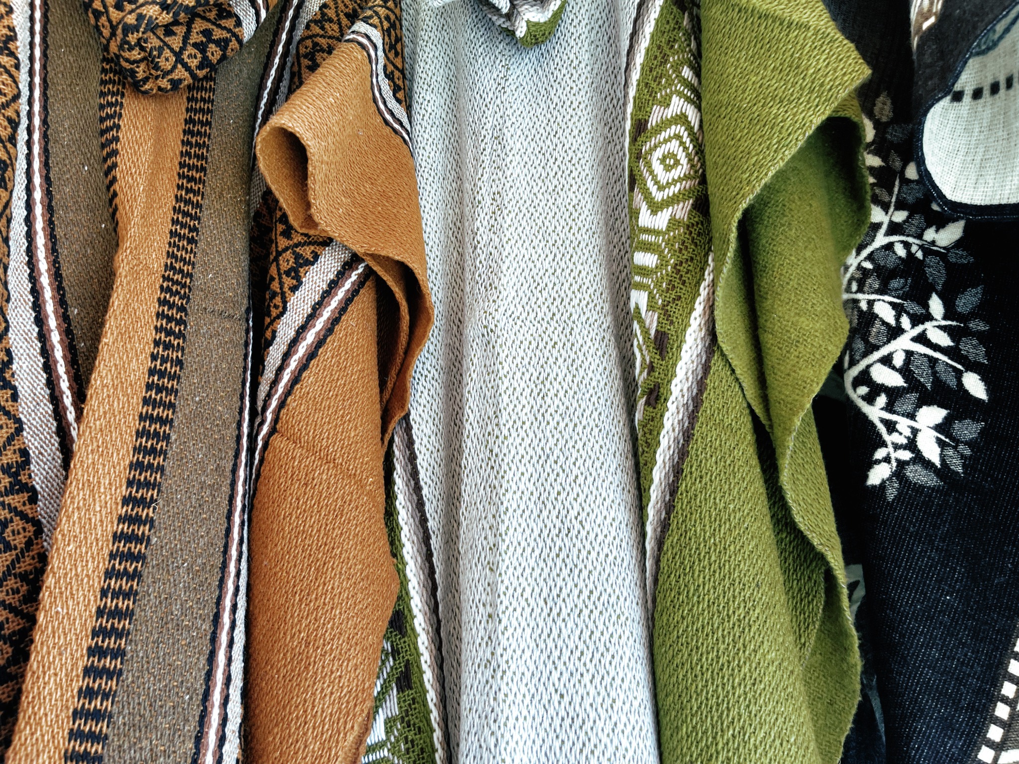 Detalhe dos ponchos chilenos em uma loja do Mercado Público de Santiago