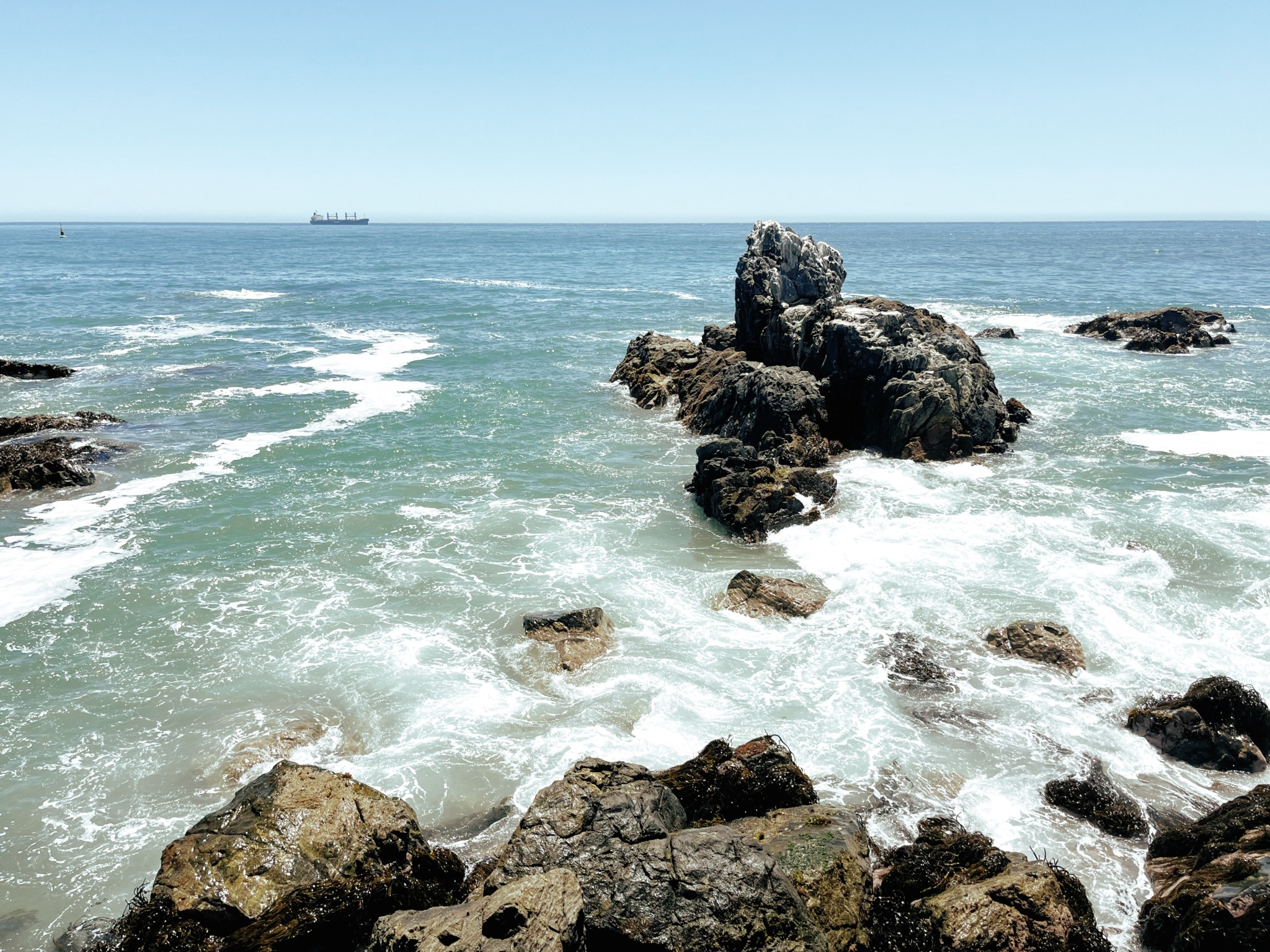 Detalhe da água batendo entre um rochedo de Viña del Mar