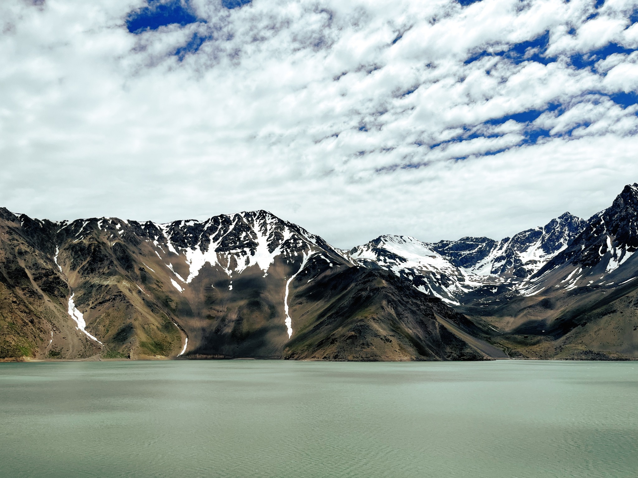 Vista das montanhas do outro lado do Embalse El Yeso
