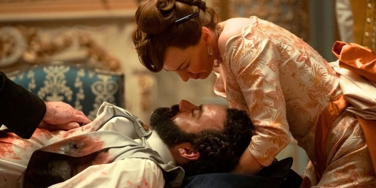 Bertha abraçando o marido baleado em A Idade Dourada