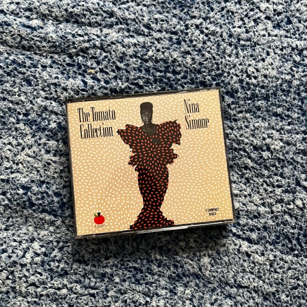 A capa do CD “The Tomato Collection” sobre a minha cama