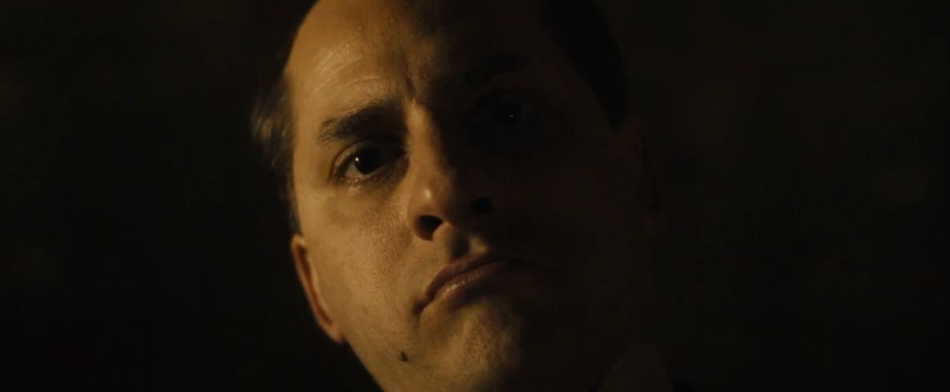 O rosto de Benito Mussolini em meio às sombras